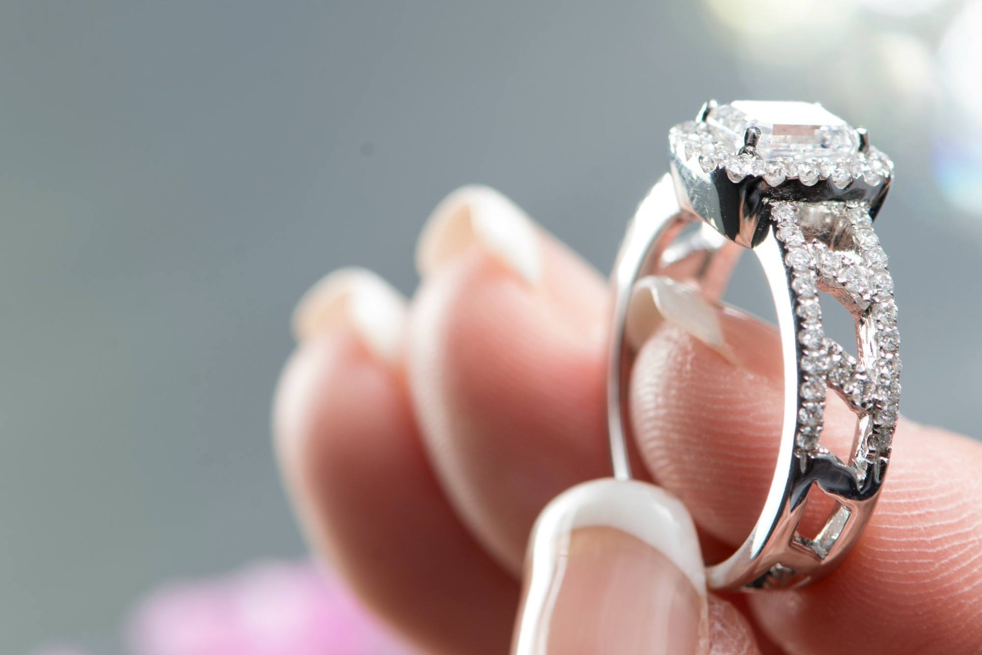 Only rings. Примерка кольца. Кольцо с камнем внутри. Как выбрать кольцо. Как выбрать кольцо с бриллиантом правильно.